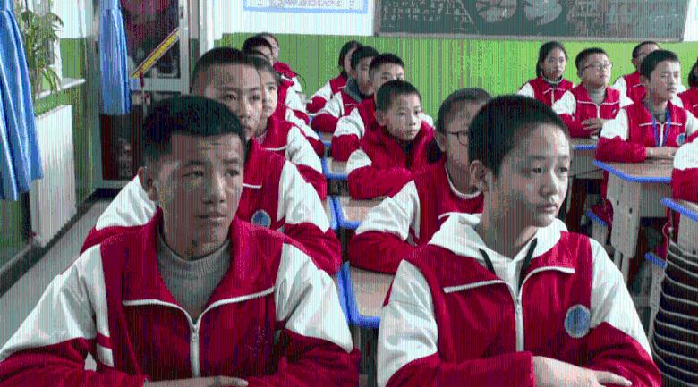 危险！高速公路上两车追逐40多分钟 两车碰撞后仍不管不顾
